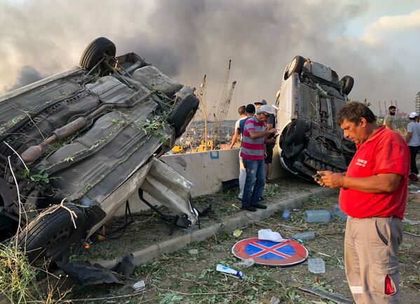 Carros danificados pela explosão em Beirute - Sputnik Brasil