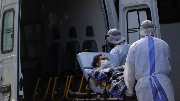 Agentes de saúde transportam paciente infectada pelo novo coronavírus ao hospital HRAN de Brasília, 3 de agosto de 2020 - Sputnik Brasil