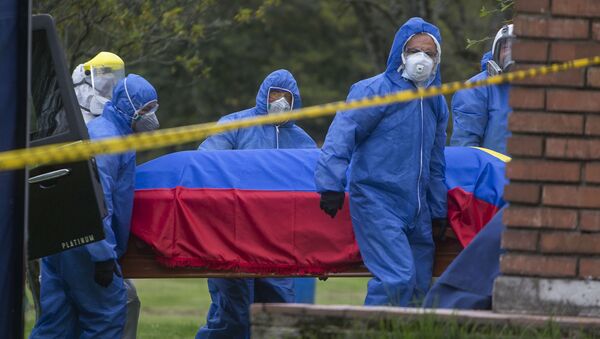 Agentes funerários carregam caixão de vítima da COVID-19 em Bogotá, na Colômbia. - Sputnik Brasil