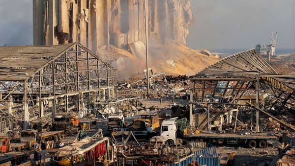Imagem da zona portuária de Beirute depois da forte explosão que atingiu a capital do Líbano, 5 de agosto de 2020 - Sputnik Brasil