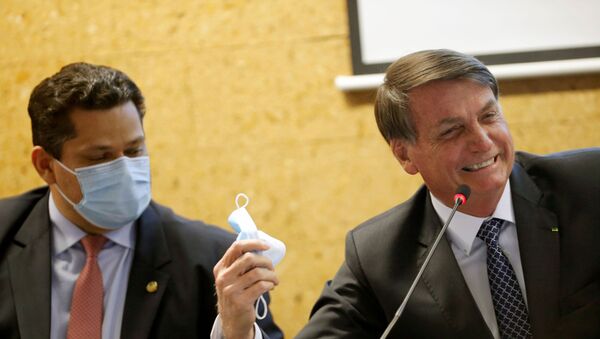 Presidente Jair Bolsonaro (à direita) e o presidente do Senado, Davi Alcolumbre, durante cerimônia de inauguração do programa Mais Luz para a Amazônia, em Brasília, 5 de agosto de 2020 - Sputnik Brasil