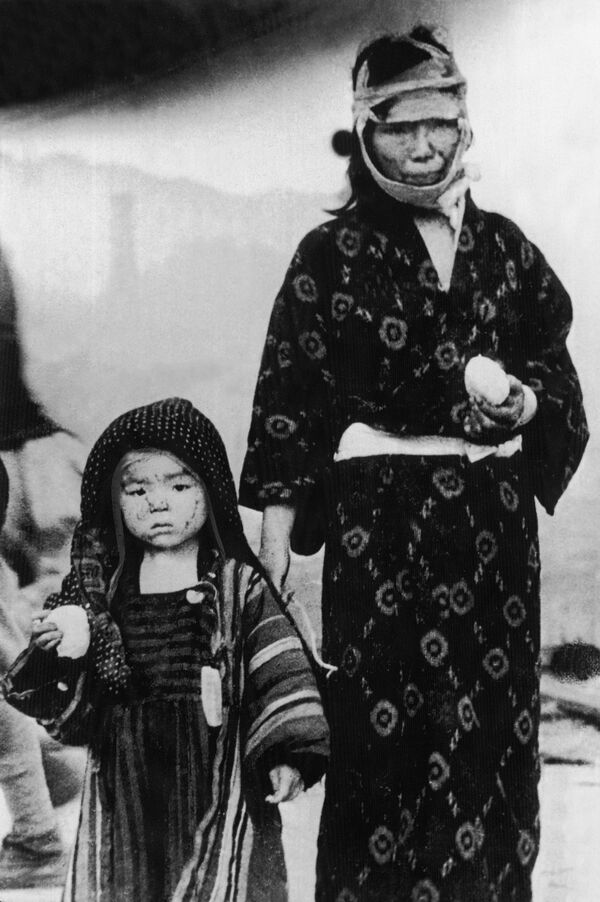 Mulher e criança sobreviventes do ataque atômico à cidade de Nagasaki em 9 de agosto - Sputnik Brasil