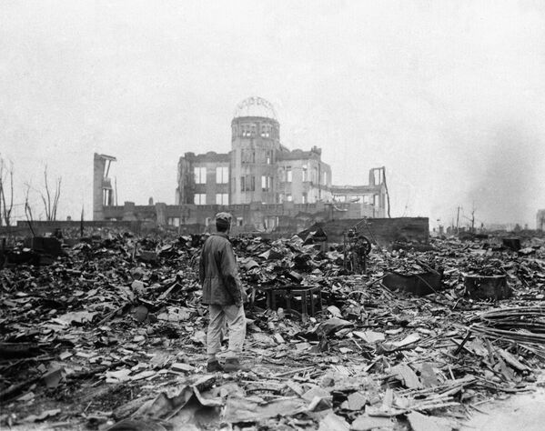 Jornalista diante dos destroços de Hiroshima em 8 de setembro de 1945 - Sputnik Brasil