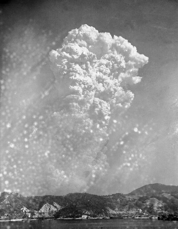 Nuvem de fumaça resultante do bombardeio de Hiroshima pelos EUA - Sputnik Brasil