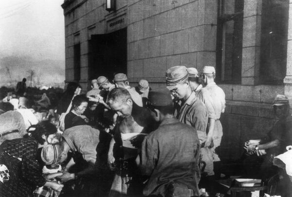 Pessoas feridas recebem cuidados médicos após bombardeio norte-americano em Hiroshima - Sputnik Brasil