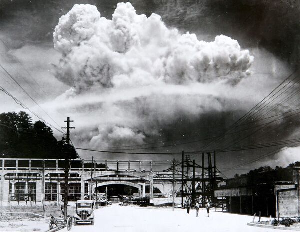 Nuvem atômica paira sobre Nagasaki após bombardeio em 9 de agosto de 1945 - Sputnik Brasil