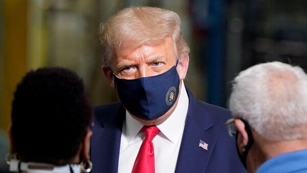 Presidente dos EUA, Donald Trump usa máscara protetora durante visita a uma fábrica em Clyde, no estado norte-americano de Ohio, 6 de agosto de 2020 - Sputnik Brasil