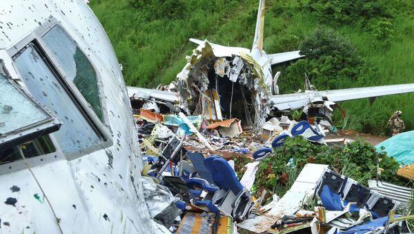 Local onde avião de passageiros da Air India Express se acidentou ao sair da pista do Aeroporto Internacional de Calicute, em Karipur, no estado de Kerala, no sul da Índia, em 8 de agosto de 2020 - Sputnik Brasil
