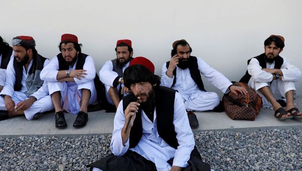 Prisioneiros do Talibã recém-libertados sentam-se na prisão de Pul-e-Charkhi, em Cabul, Afeganistão (foto de arquivo) - Sputnik Brasil