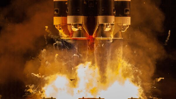 Lançamento do foguete transportador Proton-M, com seu bloco acelerador Briz-M, levando os satélites de telecomunicações Ekspress-80 e Ekspress-103 - Sputnik Brasil