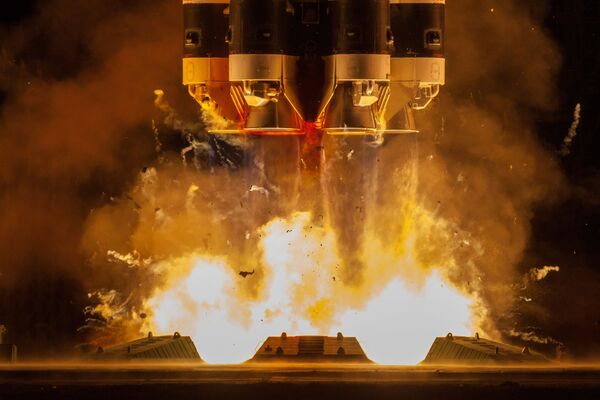 Lançamento do foguete transportador Proton-M, com seu bloco acelerador Briz-M, levando os satélites de telecomunicações Ekspress-80 e Ekspress-103 - Sputnik Brasil