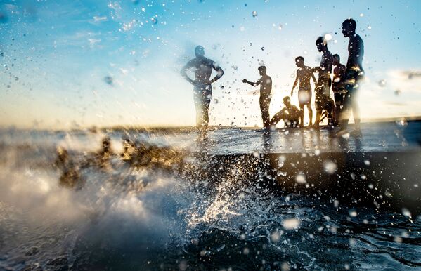 Banhistas na praia Menekse durante o último dia das celebrações islâmicas do Eid-al-Adha durante a pandemia do coronavírus na Turquia - Sputnik Brasil