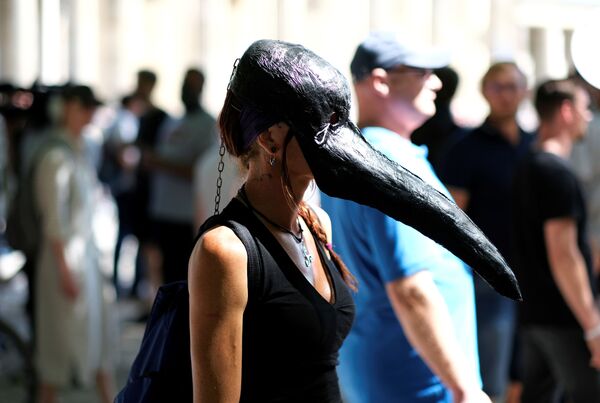 Mulher usa máscara que era tipicamente usada por médicos medievais - Sputnik Brasil