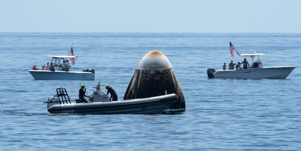 Cápsula da espaçonave Crew Dragon da SpaceX pousa no golfo do México após missão histórica no espaço - Sputnik Brasil