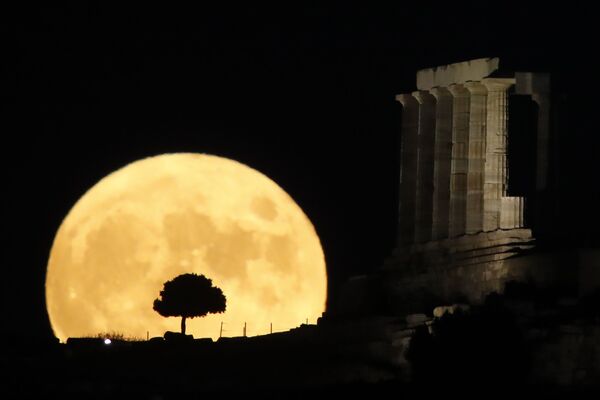 Lua surge no horizonte atrás das colunas do antigo Templo de Poseidon em cabo Sounion, cerca de 70 km de Atenas - Sputnik Brasil