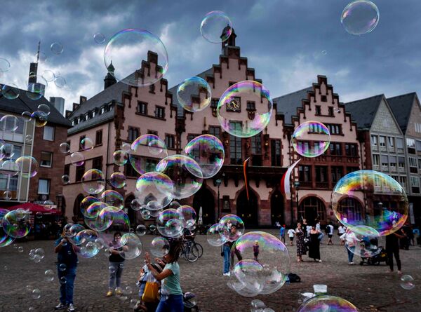 Artista de rua faz bolhas de sabão em frente à prefeitura de Frankfurt, Alemanha - Sputnik Brasil
