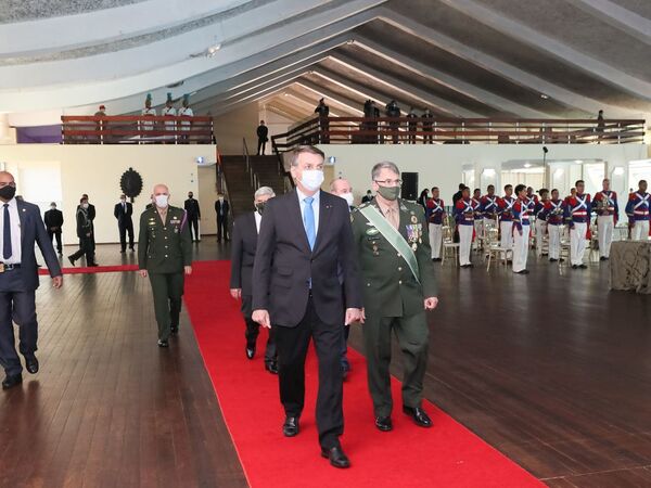 O presidente da República, Jair Bolsonaro é recebido pelo comandante do Exército, general-de-exército Edson Leal Pujol, para Solenidade de Promoção de Oficiais-Generais - Sputnik Brasil