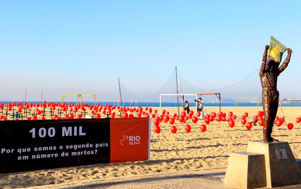 Ato da ONG Rio de Paz sobre as 100 mil mortes por COVID-19 no Brasil, na praia de Copacabana, no Rio de Janeiro, em 8 de agosto de 2020. - Sputnik Brasil