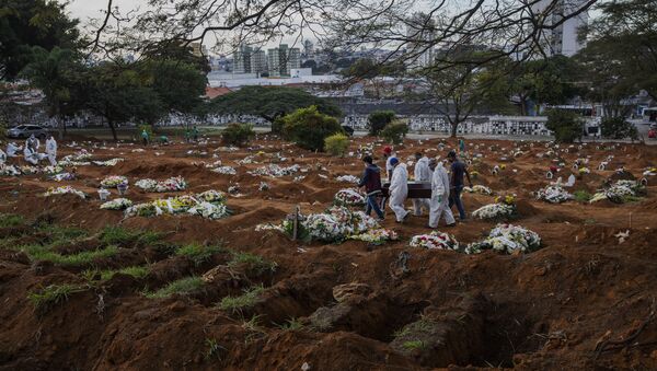  Sepultadores e parentes carregam caixão com vitima da COVID-19 no cemitério da Vila Formosa, na zona leste de Sao Paulo - Sputnik Brasil