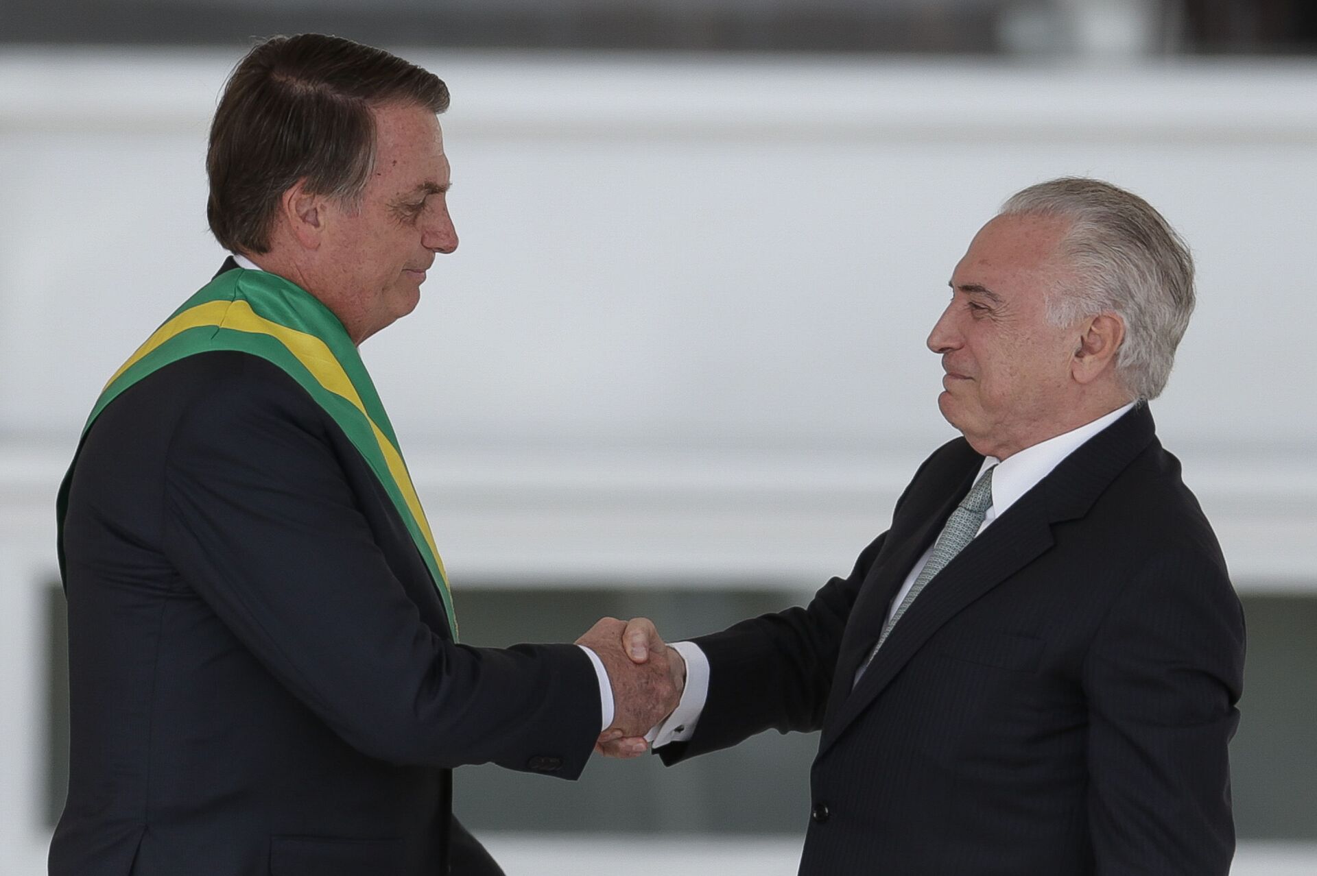Em Brasília, o presidente Jair Bolsonaro recebe a faixa presidencial das mãos do ex-presidente Michel Temer, no Palácio do Planalto (foto de arquivo) - Sputnik Brasil, 1920, 02.10.2022