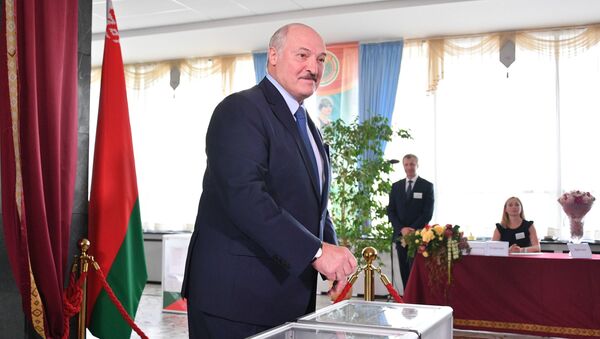 Presidente bielorrusso Aleksandr Lukashenko vota em zona eleitoral na capital do país, Minsk, 9 de agosto de 2020     - Sputnik Brasil
