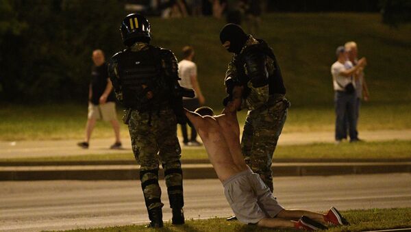 Em Minsk, polícia detém um manifestante durante protestos após as eleições presidenciais na Bielorrússia, em 9 de agosto de 2020. - Sputnik Brasil