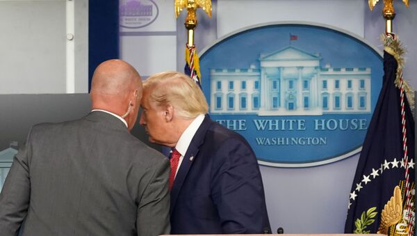 Presidente dos EUA, Donald Trump recebe orientação de membro do serviço secreto norte-americano, na Casa Branca, Washington, 10 de agosto de 2020 - Sputnik Brasil