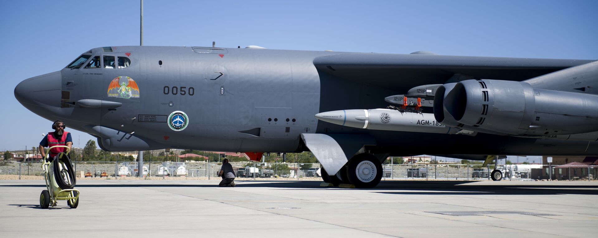 Um B-52H Stratofortress pertencente ao 419º Esquadrão de Testes de Voo passando por procedimentos de preparação de voo na Base Aérea de Edwards, Califórnia - Sputnik Brasil, 1920, 08.03.2022