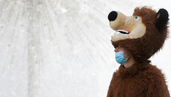 Homem com fantasia de urso usa máscara protetora no centro de Kiev, na Ucrânia, 11 de agosto de 2020 - Sputnik Brasil