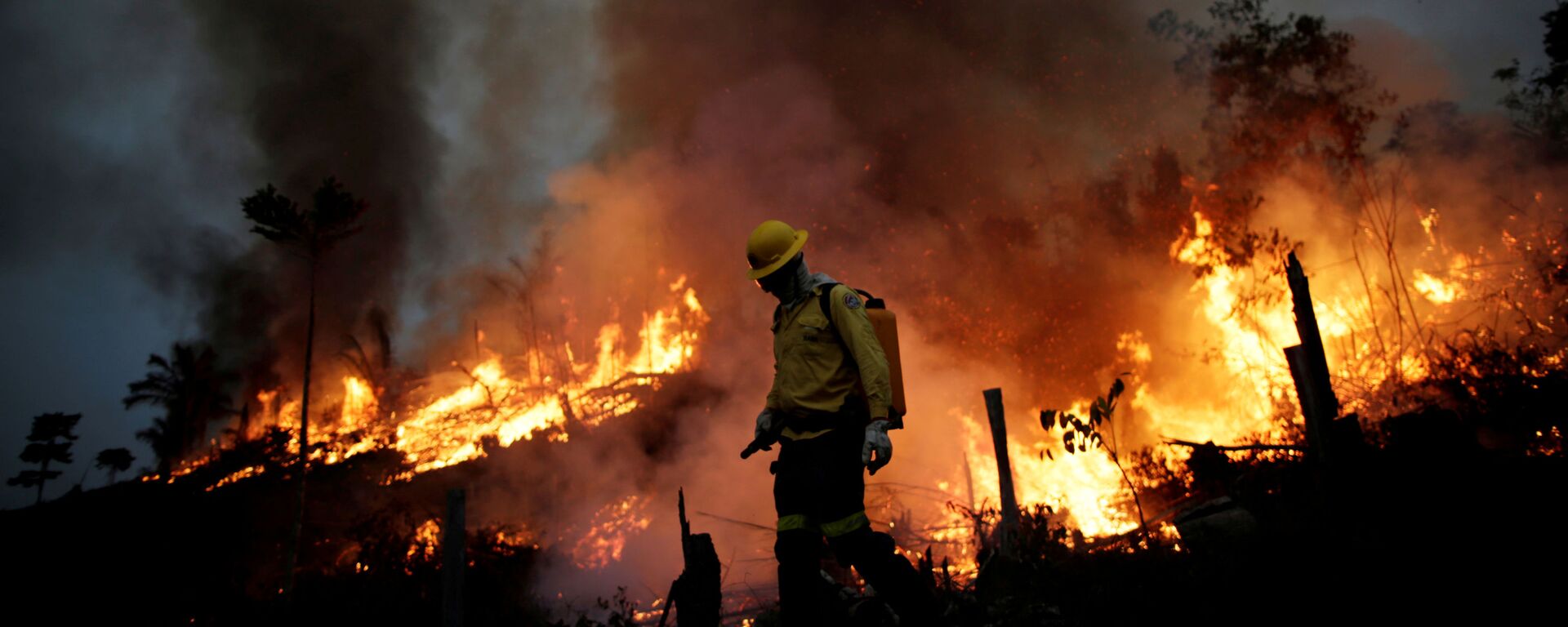 Membros da brigada contra incêndios do IBAMA tentam controlar chamas que consomem a floresta amazônica em Apuí, no Amazonas - Sputnik Brasil, 1920, 12.08.2020