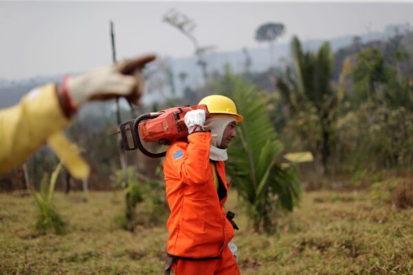 Membro da brigada contra incêndios do IBAMA participa de esforços para conter proliferação de incêndio na floresta amazônica - Sputnik Brasil