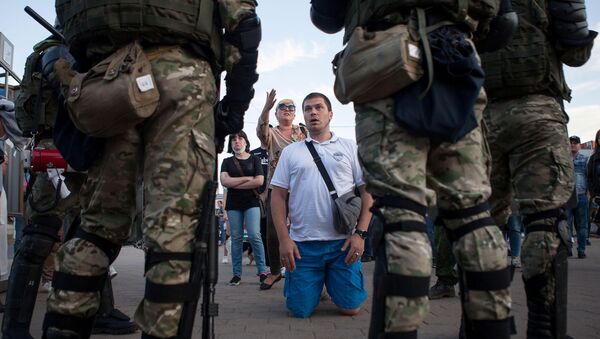 Forças de segurança fazem cordão contra os manifestantes em Minsk, na Bielorrússia. - Sputnik Brasil