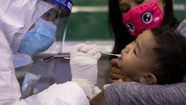 Criança é submetida a teste para o novo coronavírus, na capital das Filipinas, Manila, 7 de agosto de 2020 - Sputnik Brasil