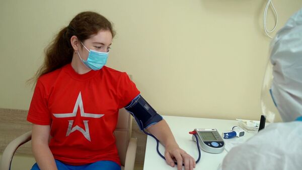 Voluntária tem pressão monitorada no hospital Burdenko, após receber doses da vacina Sputnik V contra COVID-19, em Moscou, 20 de julho de 2020 - Sputnik Brasil