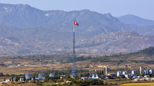 Bandeira da Coreia do Norte em mastro na fronteira com a Coreia do Sul (foto de arquivo) - Sputnik Brasil