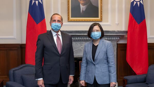 Secretário de Saúde dos EUA, Alex Azar, posa ao lado da presidente de Taiwan, Tsai Ing-wen, em Taipei - Sputnik Brasil