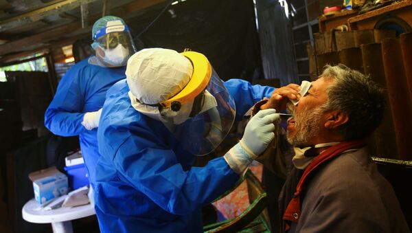 Funcionário de saúde colhe amostra de saliva para teste de coronavírus em Xochimilco, nos arredores da Cidade do México - Sputnik Brasil