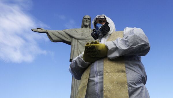 Padre é fotografado no Cristo Redentor, durante desinfecção do monumento por militares, no Rio de Janeiro, 13 de agosto de 2020 - Sputnik Brasil