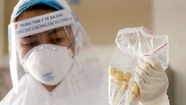 Agente de saúde coleta amostras para teste para a COVID-19, na capital do Vietnã, Hanói, 8 de agosto de 2020 - Sputnik Brasil