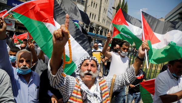 Palestinos protestam contra o acordo firmado entre os Emirados Árabes e Israel - Sputnik Brasil