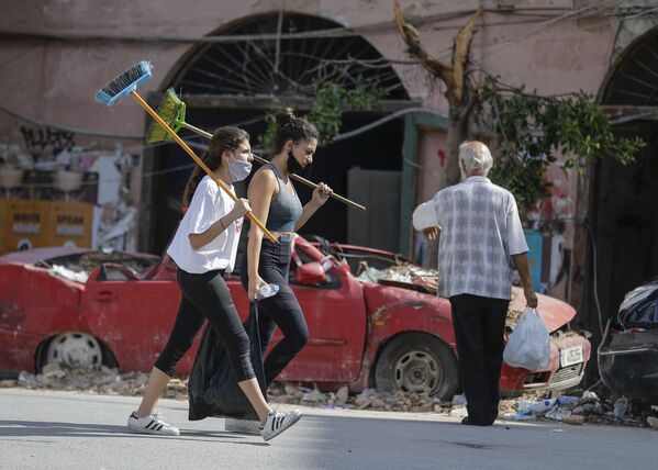 Jovens voluntárias durante trabalhos de limpeza em Beirute, destruída após as explosões de 4 de agosto, Líbano - Sputnik Brasil