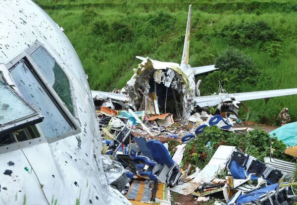 Avião Boeing 737, da companhia aérea Air India, destruído após ter ultrapassado a pista de aterrissagem do Aeroporto Internacional de Calicute, em 8 de agosto - Sputnik Brasil