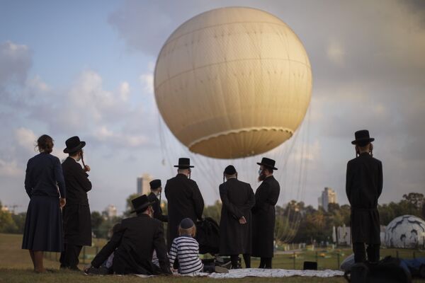 Judeus ultraortodoxos em um parque de Tel Aviv, Israel, durante a pandemia do novo coronavírus - Sputnik Brasil