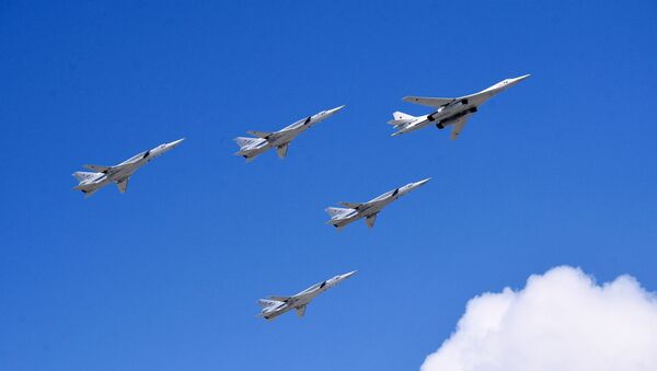 Bombardeiros estratégicos Tu-160 e Tu-22M3 voando - Sputnik Brasil