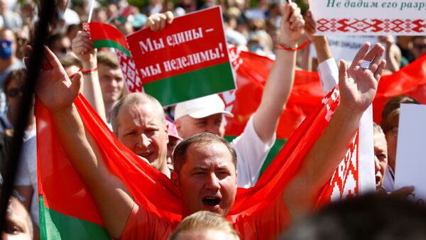 Participantes de manifestação pró-Lukashenko na praça da Independência em Minsk, Bielorrússia - Sputnik Brasil