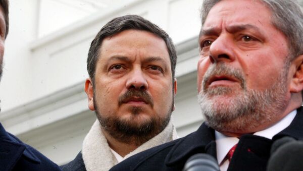 Em Washington, o então presidente eleito do Brasil, Luiz Inácio Lula da Silva (à direita), concede entrevista coletiva em frente à Casa Branca ao lado de seu coordenador de transição presidencial e futuro ministro da Fazenda, Antonio Palocci (à esquerda), em 10 de dezembro de 2002. - Sputnik Brasil