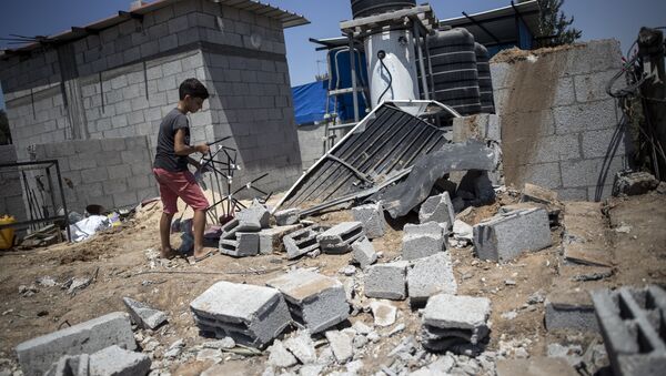 Garoto palestino observa danos causados em sua casa por ataques aéreos de Israel contra a Faixa de Gaza - Sputnik Brasil
