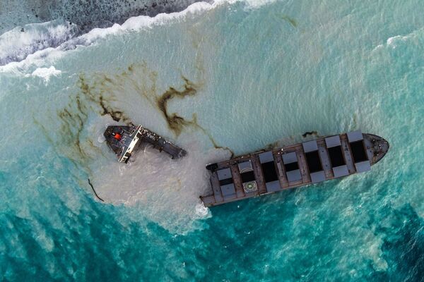 Vista aérea do petroleiro MV Wakashio encalhado e partido em dois nas Ilhas Maurício
 - Sputnik Brasil