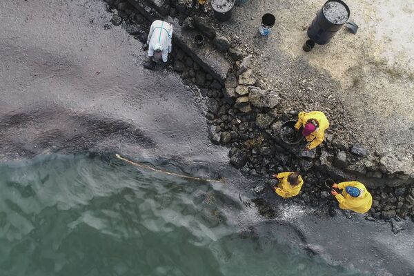 Trabalhadores durante processo de limpeza após vazamento de petróleo na costa das Ilhas Maurício
 - Sputnik Brasil
