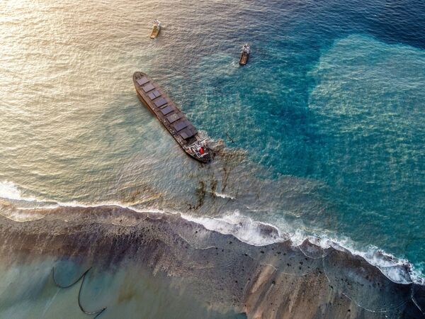 Vista aérea do petroleiro MV Wakashio encalhado e partido em dois após vazamento de petróleo nas Ilhas Maurício
 - Sputnik Brasil